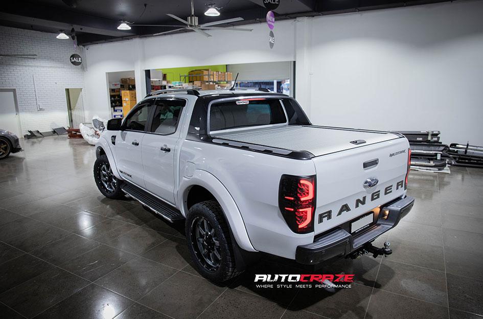 FORD RANGER MO970 GLOSS GREY CENTRE WITH BLACK LIP